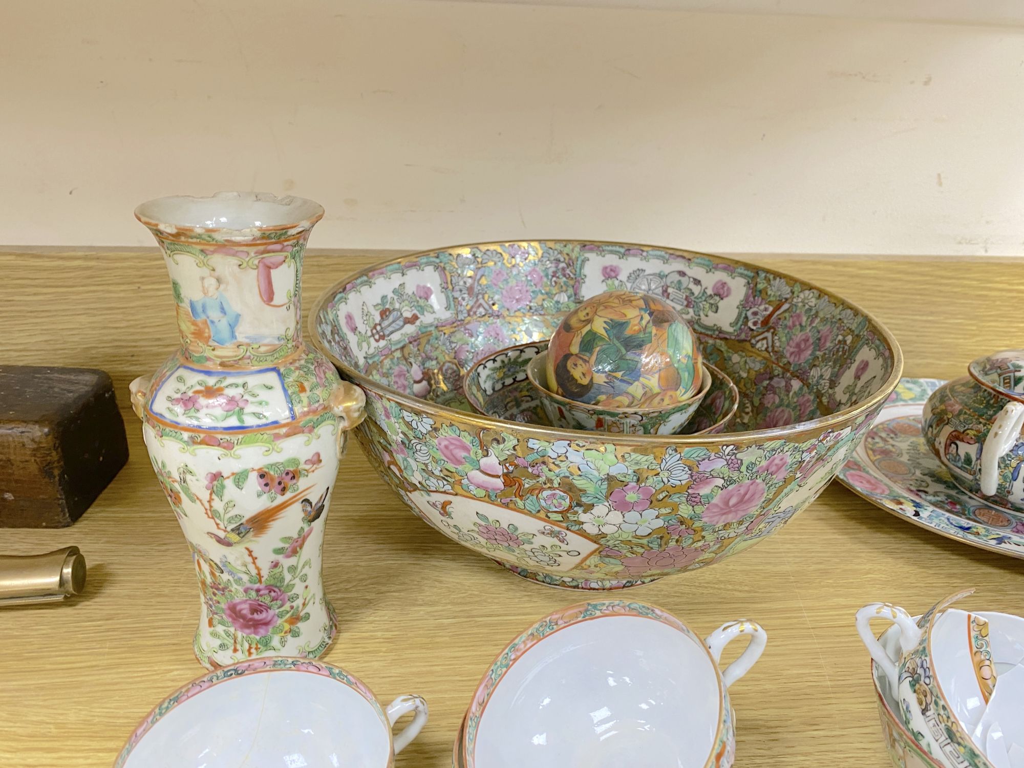 A quantity of Chinese famille rose porcelain